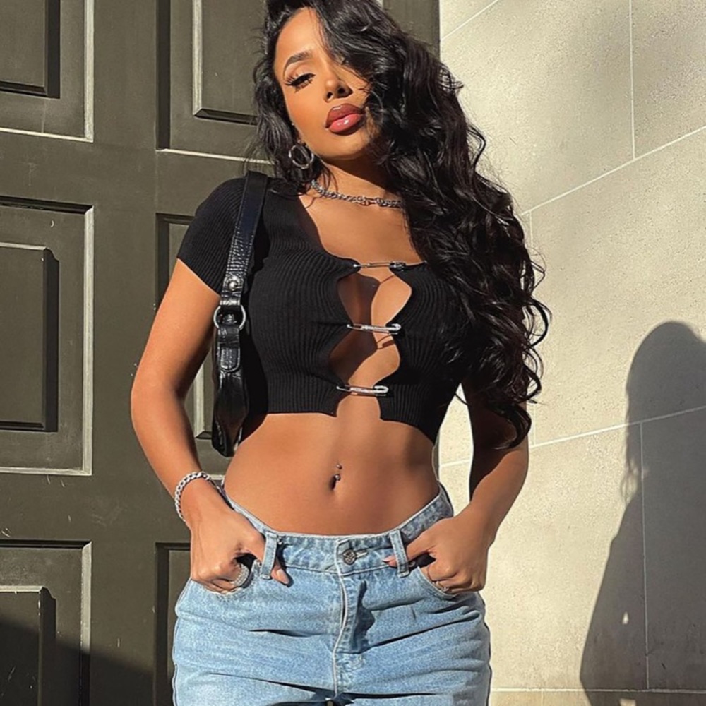 Fashion nova “in it to pin” it top